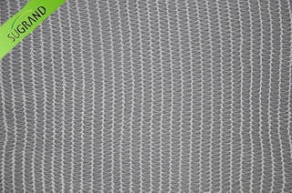 Un filet anti-grêle transparent de 40 g/m² protège les plantes