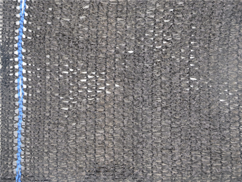 Tapis trois aiguilles de nuance noire net