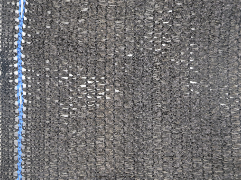 Tapis trois aiguilles de nuance noire net